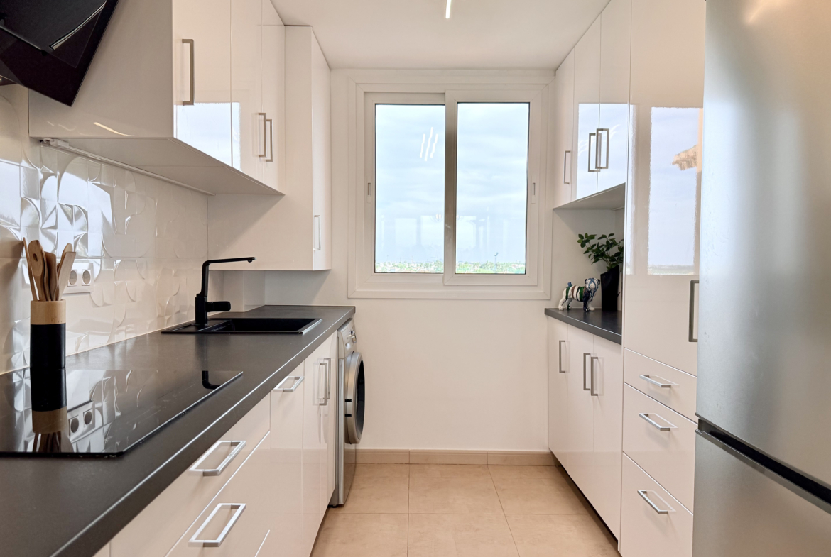 Modern open-plan kitchen in Mar Menor Golf Resort penthouse with Bosch appliances
