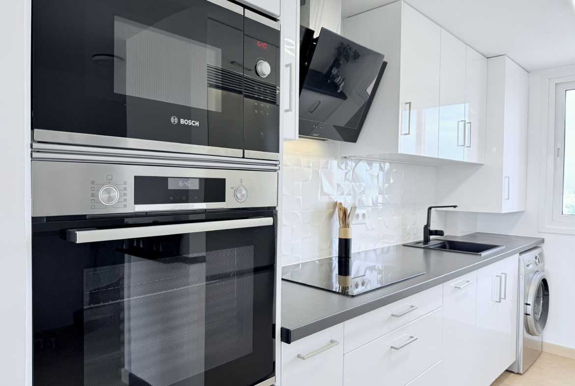 Modern open-plan kitchen in Mar Menor Golf Resort penthouse with Bosch appliances