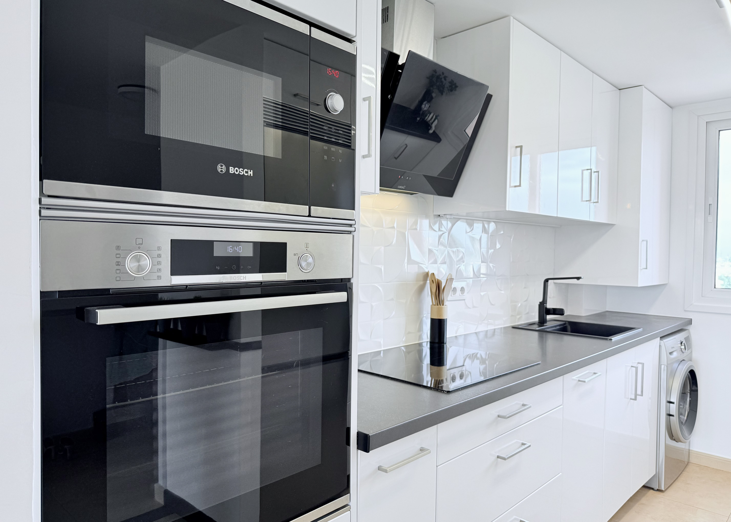 Modern open-plan kitchen in Mar Menor Golf Resort penthouse with Bosch appliances