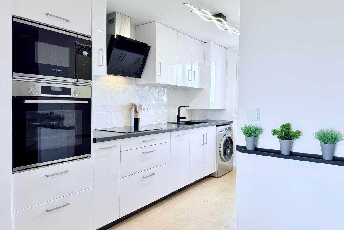 Modern open-plan kitchen in Mar Menor Golf Resort penthouse with Bosch appliances