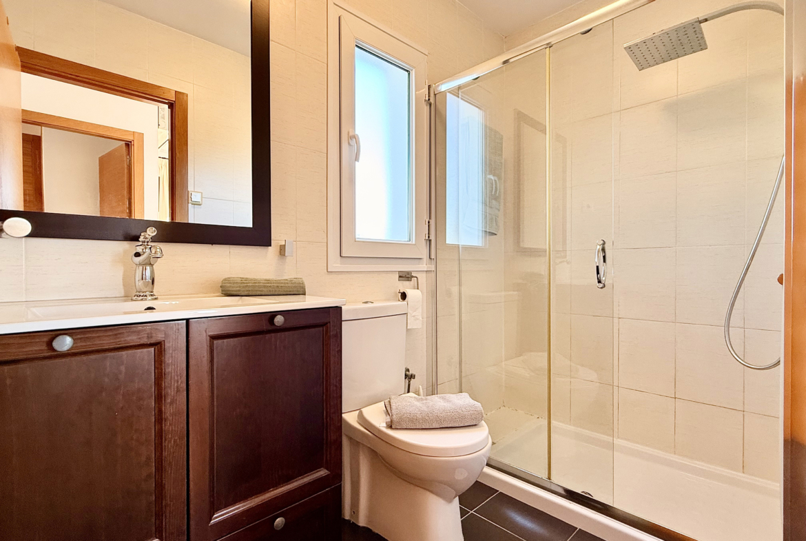 Modern bathroom in Albor apartment at Mar Menor Golf Resort