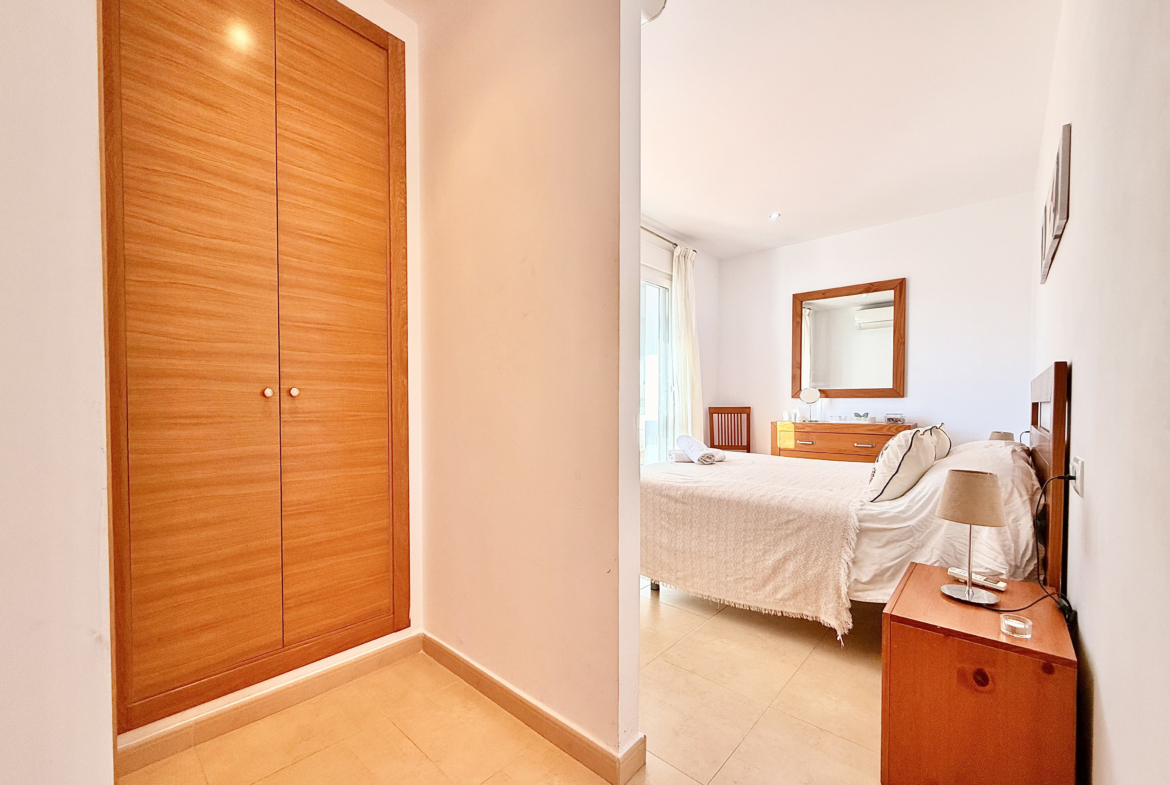 Albor apartment for sale, Master bedroom with enclosed conservatory at Mar Menor Golf Resort