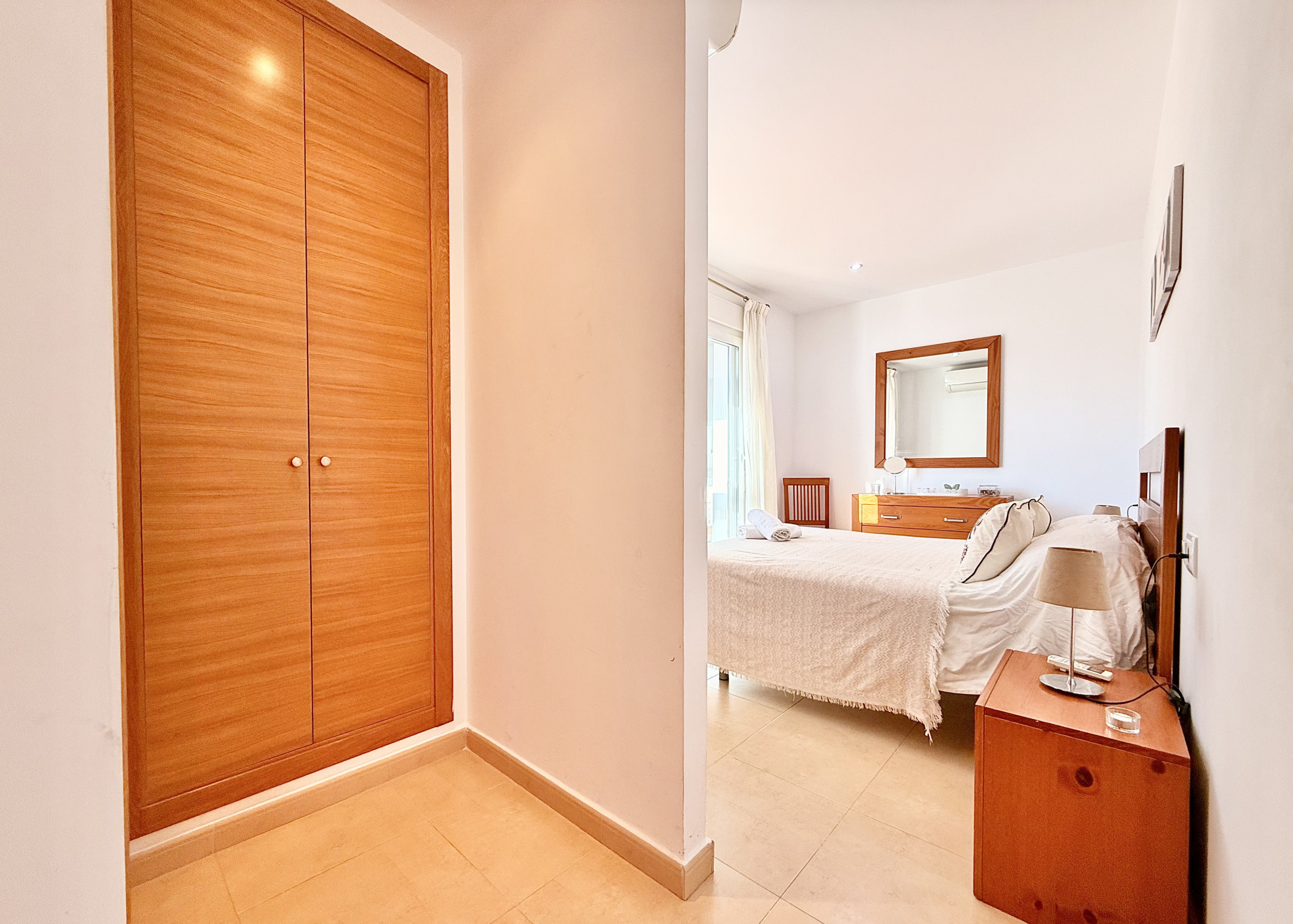 Albor apartment for sale, Master bedroom with enclosed conservatory at Mar Menor Golf Resort