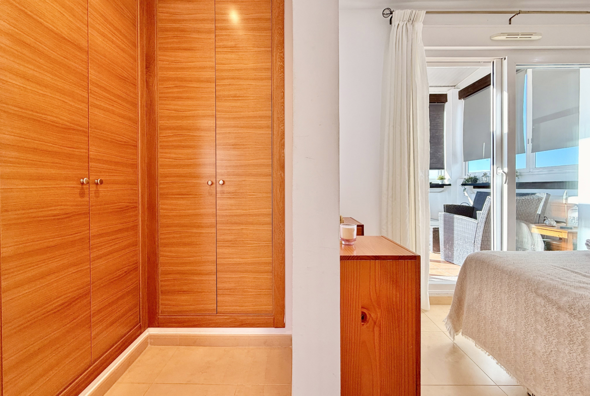 Albor apartment for sale, Master bedroom with enclosed conservatory at Mar Menor Golf Resort