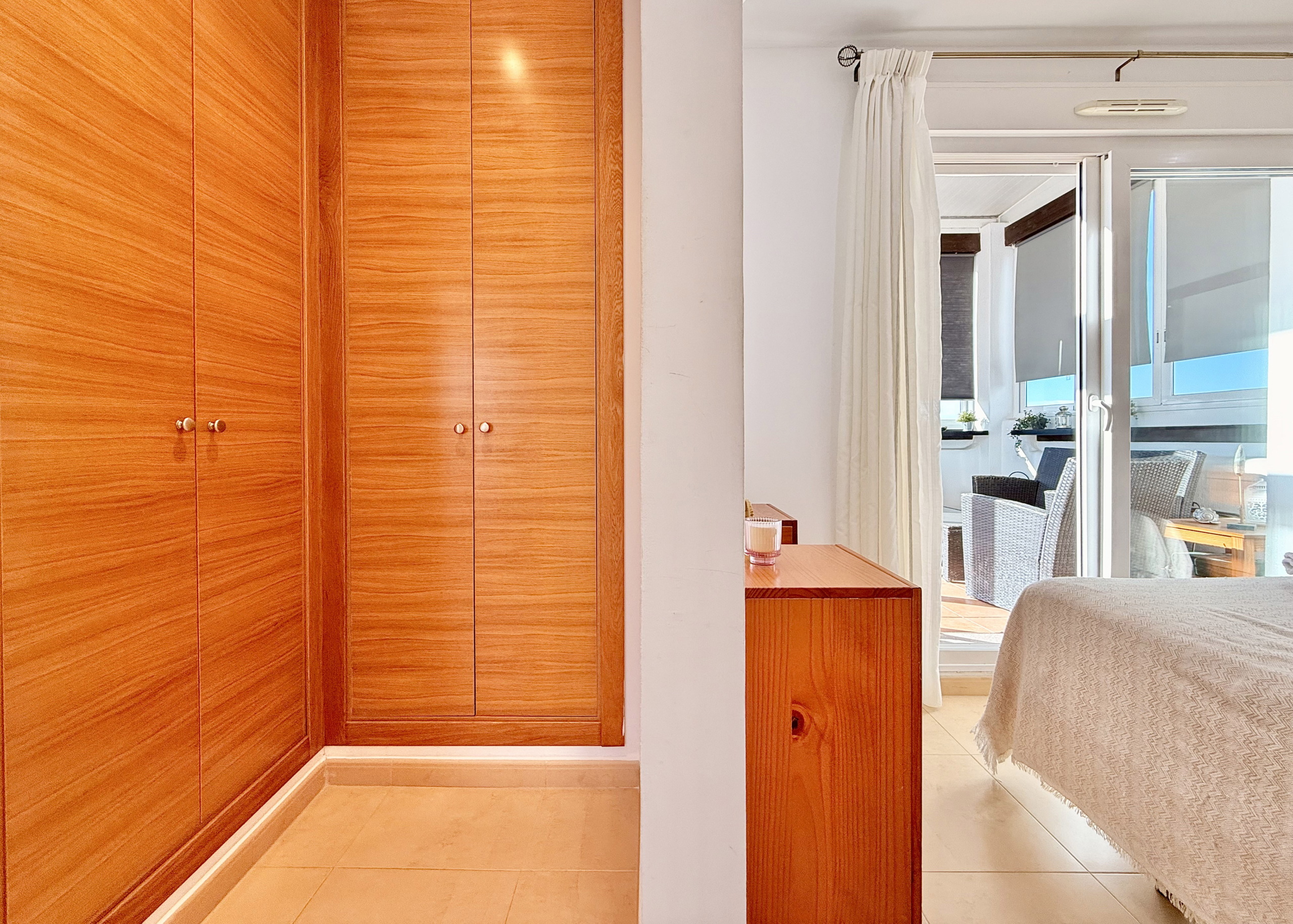 Albor apartment for sale, Master bedroom with enclosed conservatory at Mar Menor Golf Resort