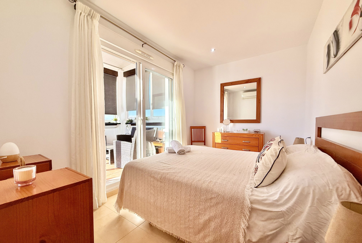 Albor apartment for sale, Master bedroom with enclosed conservatory at Mar Menor Golf Resort