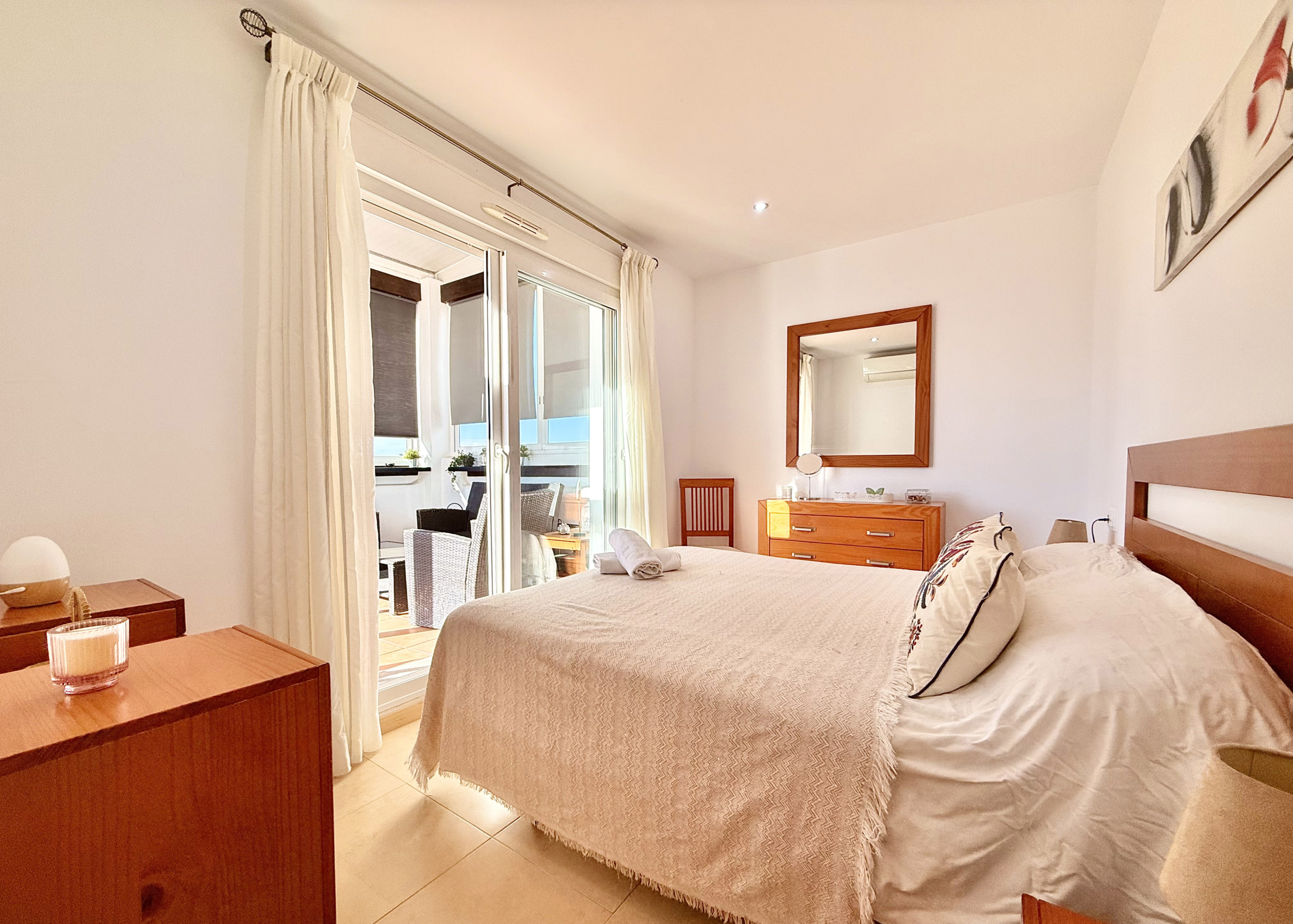 Albor apartment for sale, Master bedroom with enclosed conservatory at Mar Menor Golf Resort