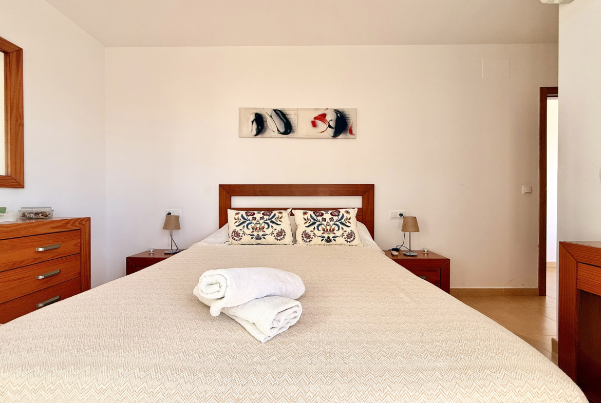 Albor apartment for sale, Master bedroom with enclosed conservatory at Mar Menor Golf Resort