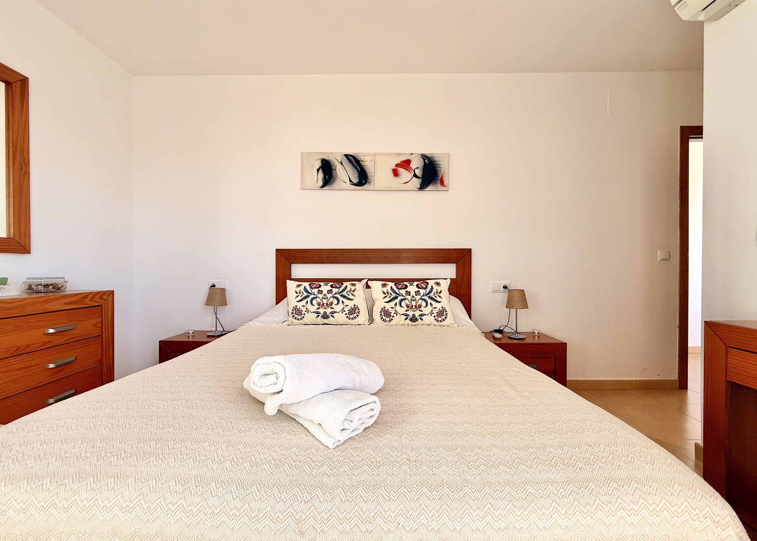 Albor apartment for sale, Master bedroom with enclosed conservatory at Mar Menor Golf Resort