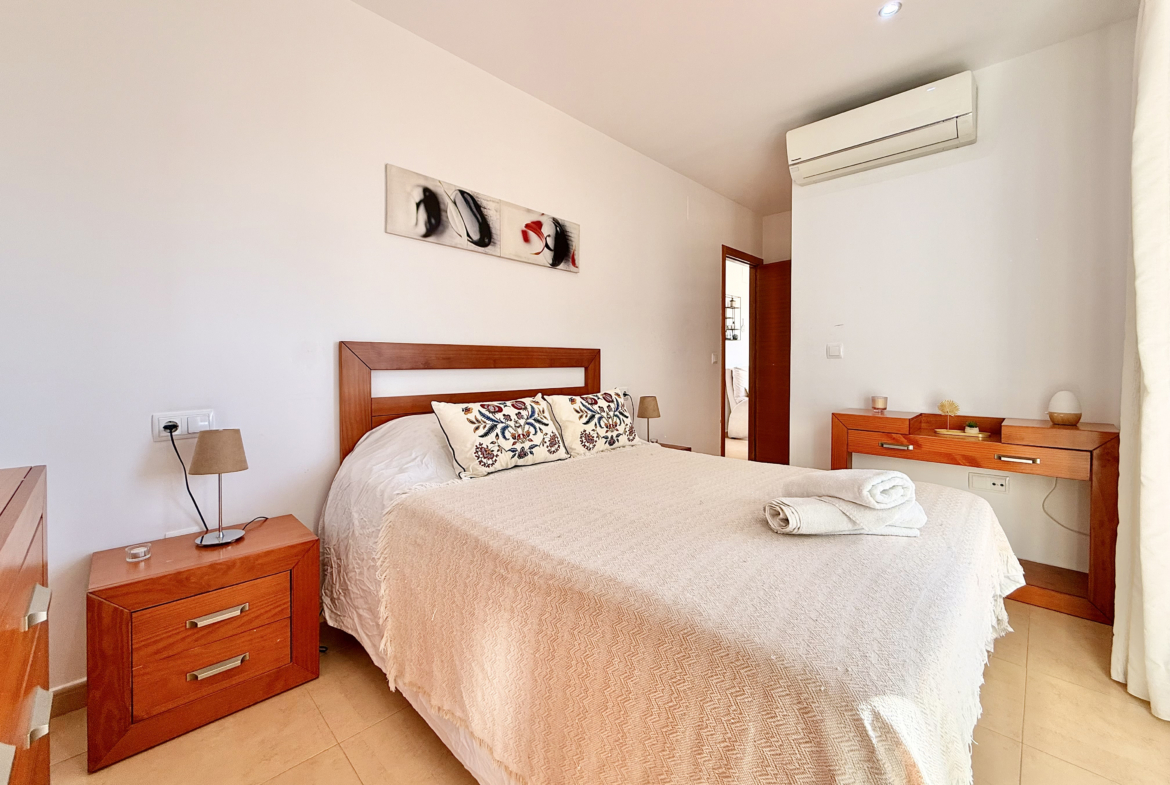 Albor apartment for sale, Master bedroom with enclosed conservatory at Mar Menor Golf Resort