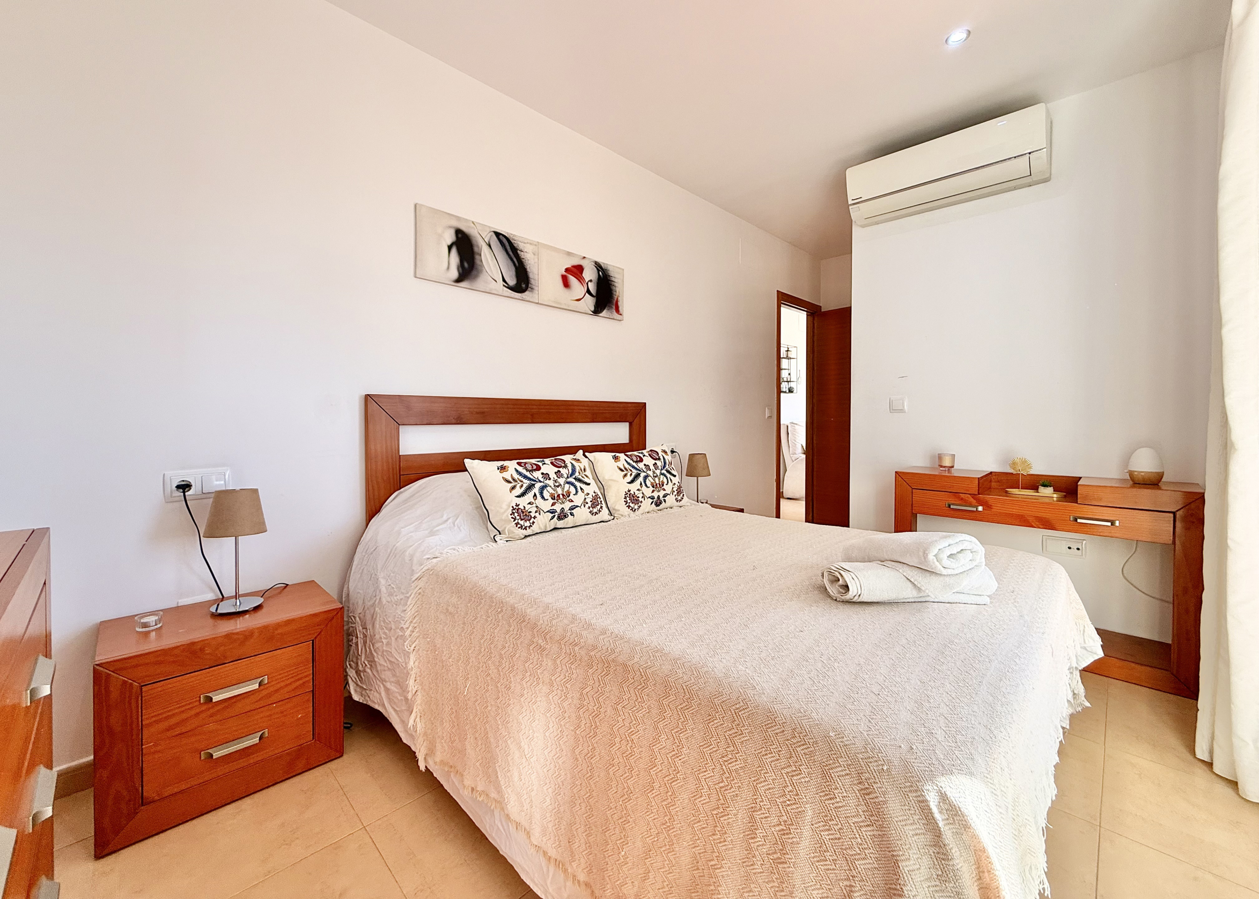 Albor apartment for sale, Master bedroom with enclosed conservatory at Mar Menor Golf Resort