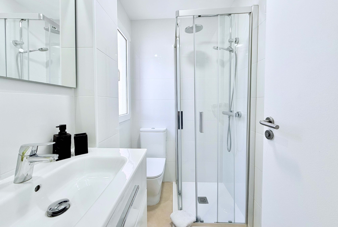 Modernised bathrooms at the Isla Grosa villa on Mar Menor Golf Resort.