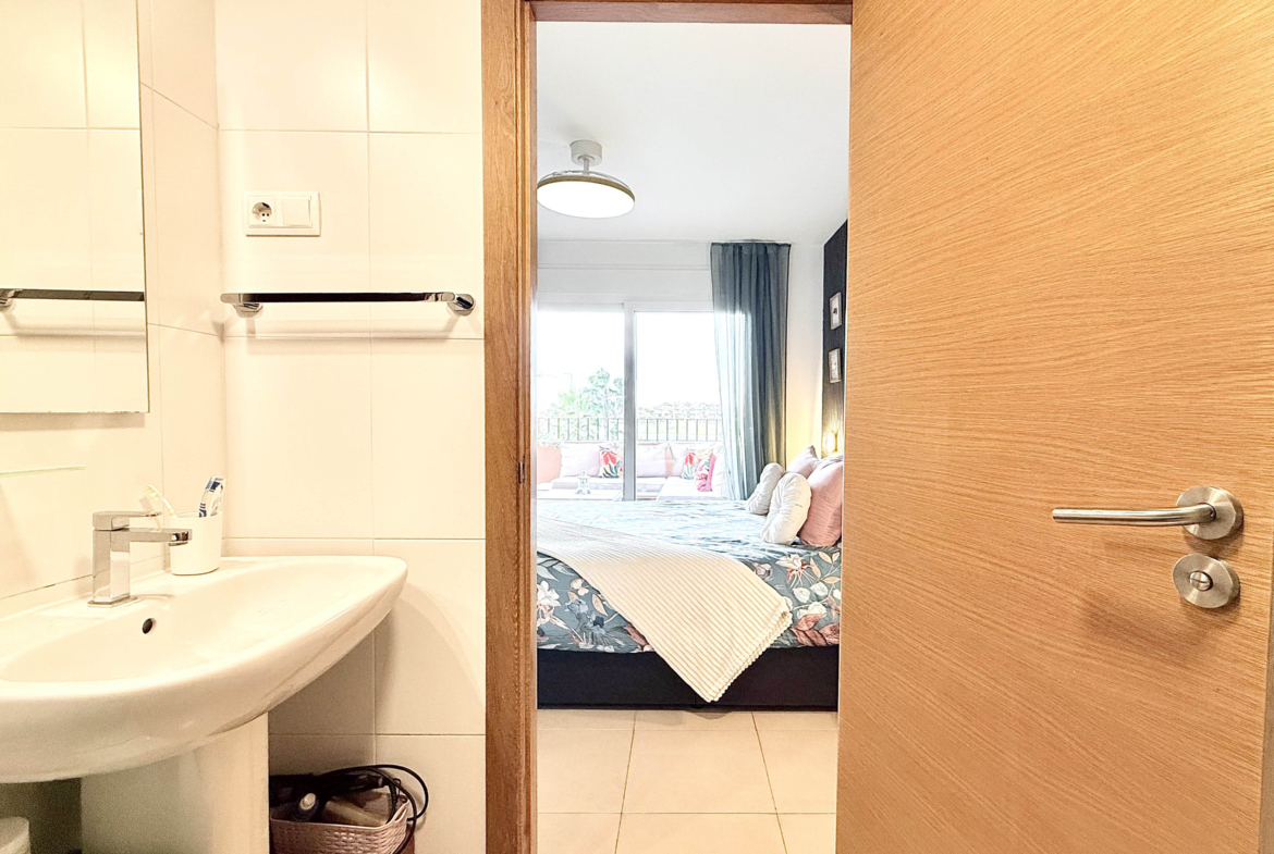 2-Bed Elegant Apartment en suite bathroom in the master bedroom of a Levante Properties apartment at Mar Menor Golf Resort.