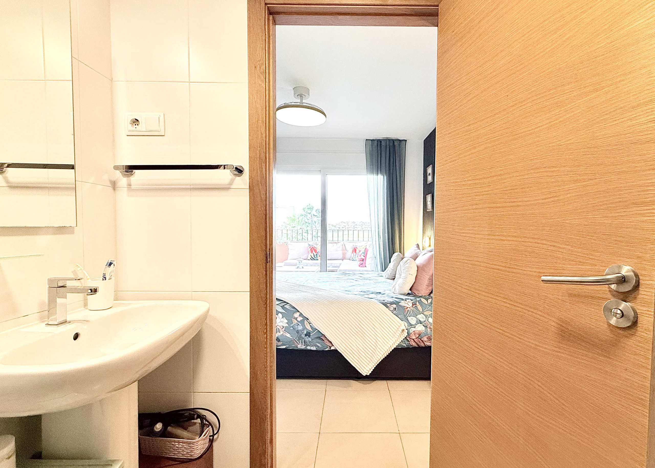 2-Bed Elegant Apartment en suite bathroom in the master bedroom of a Levante Properties apartment at Mar Menor Golf Resort.