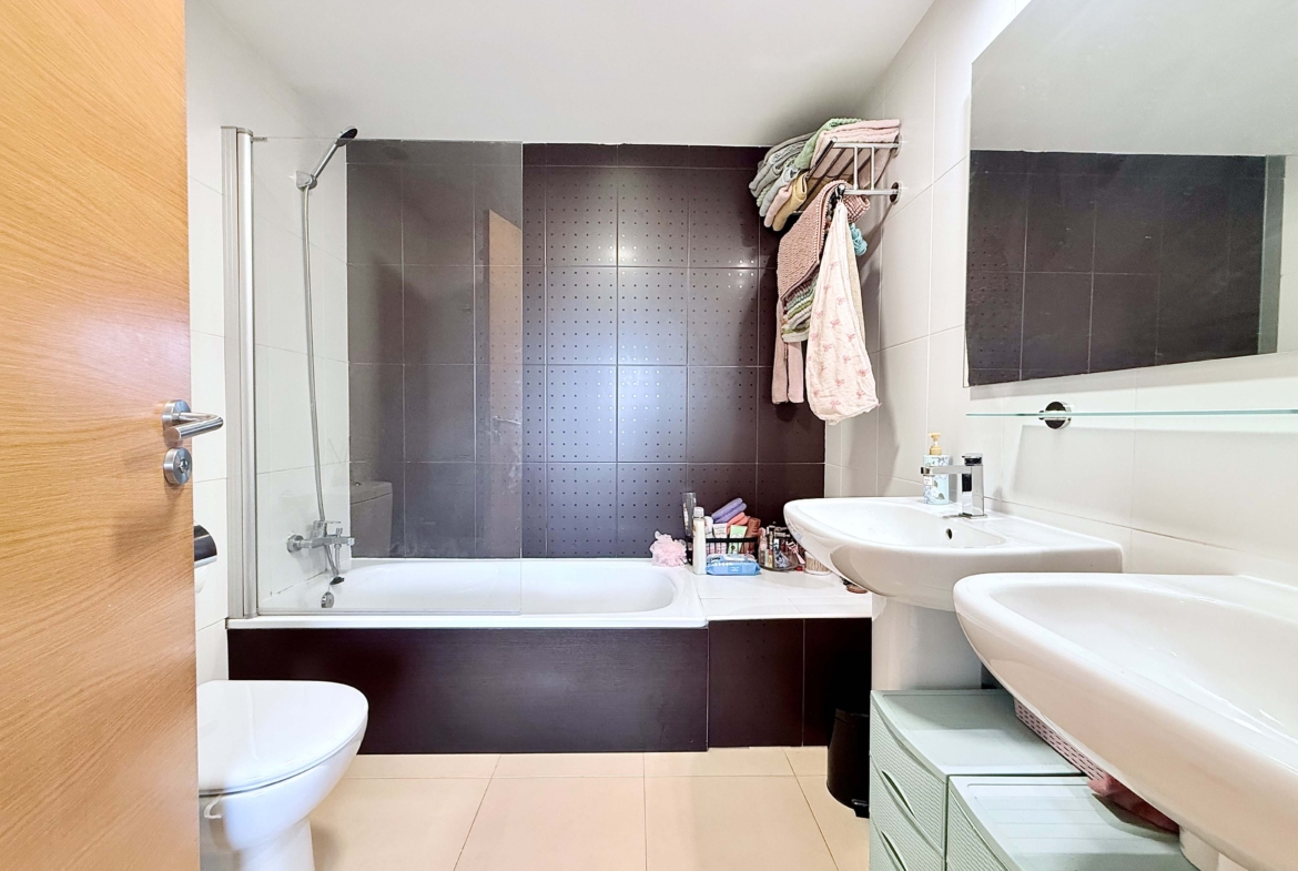 2-Bed Elegant Apartment en suite bathroom in the master bedroom of a Levante Properties apartment at Mar Menor Golf Resort.