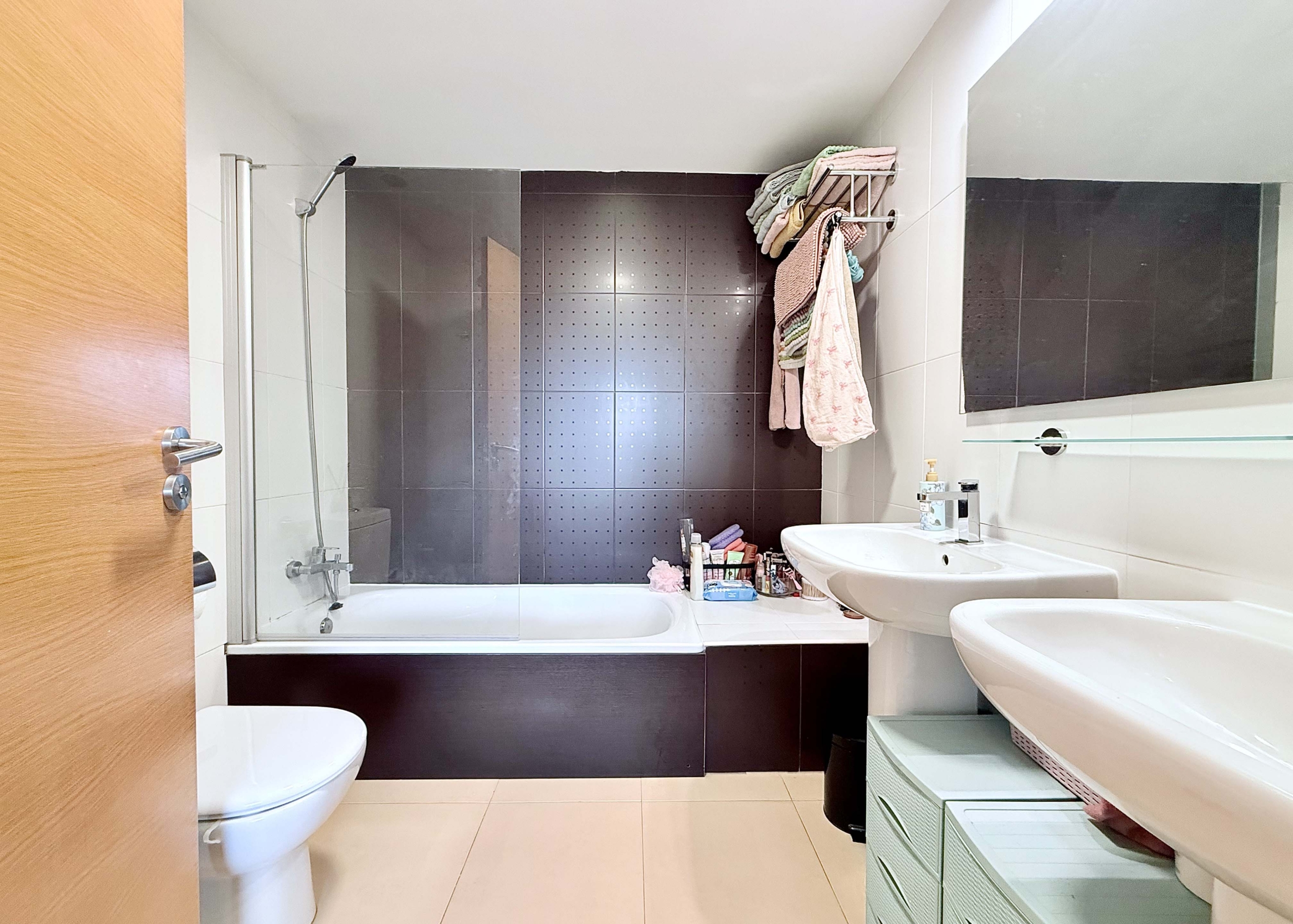 2-Bed Elegant Apartment en suite bathroom in the master bedroom of a Levante Properties apartment at Mar Menor Golf Resort.