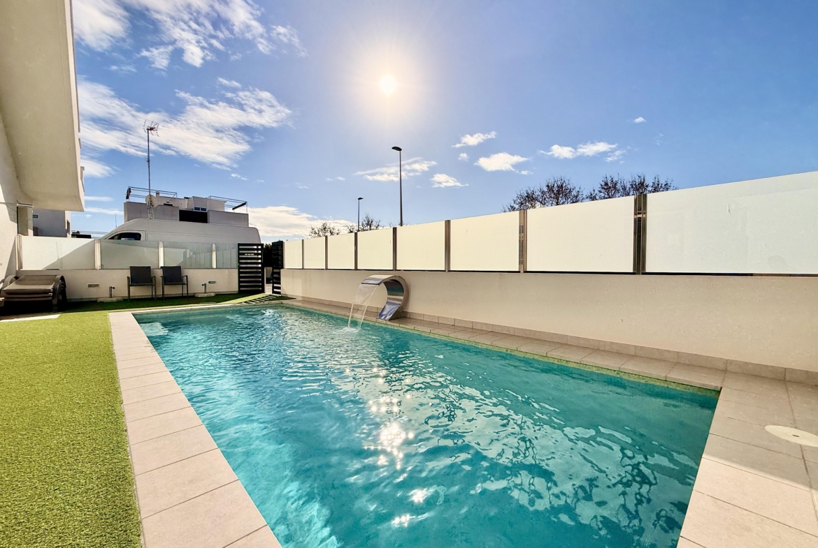 San Pedro del Pinatar communal pool at a property listed by Levante Properties