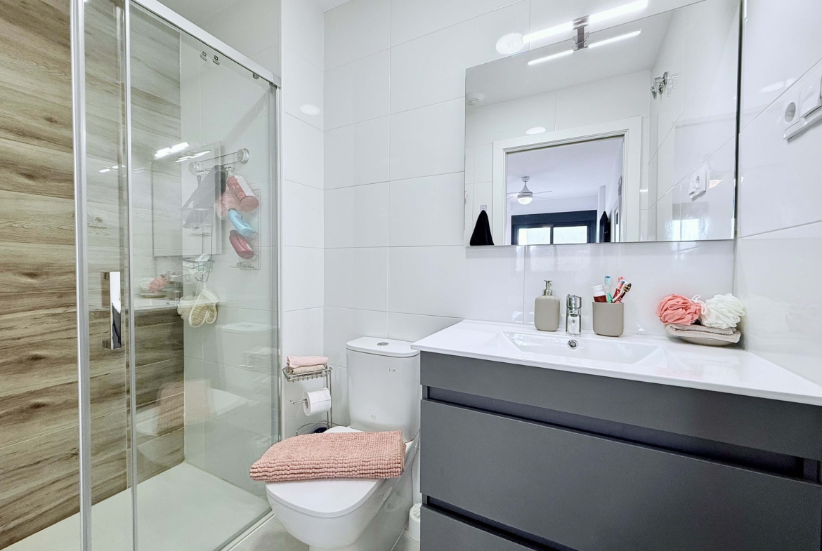 San Pedro del Pinatar en-suite bathroom in a top floor apartment by Levante Properties