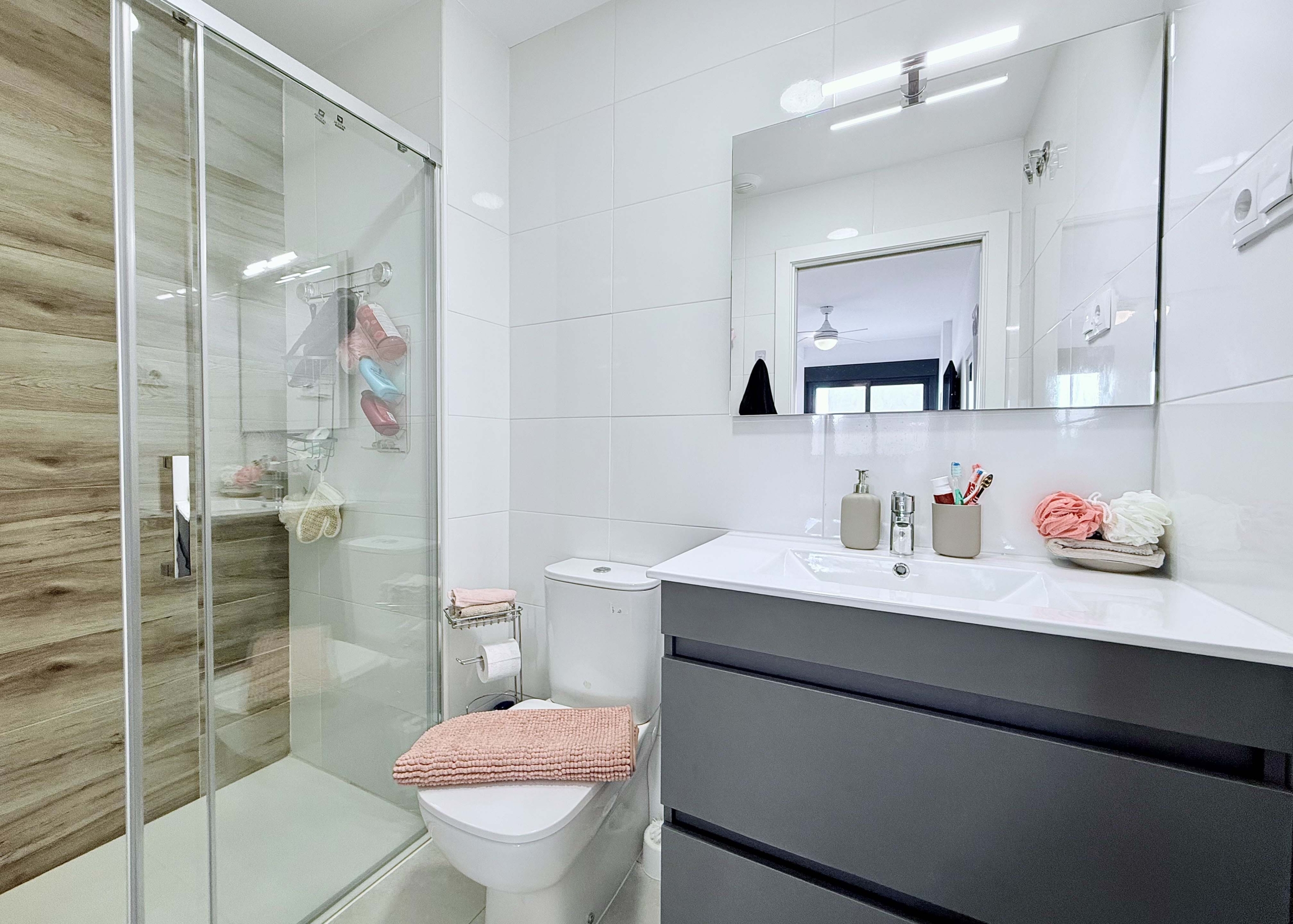 San Pedro del Pinatar en-suite bathroom in a top floor apartment by Levante Properties