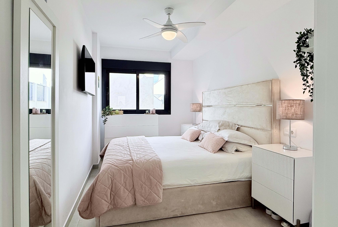 San Pedro del Pinatar top floor apartment master bedroom en-suite Levante Properties