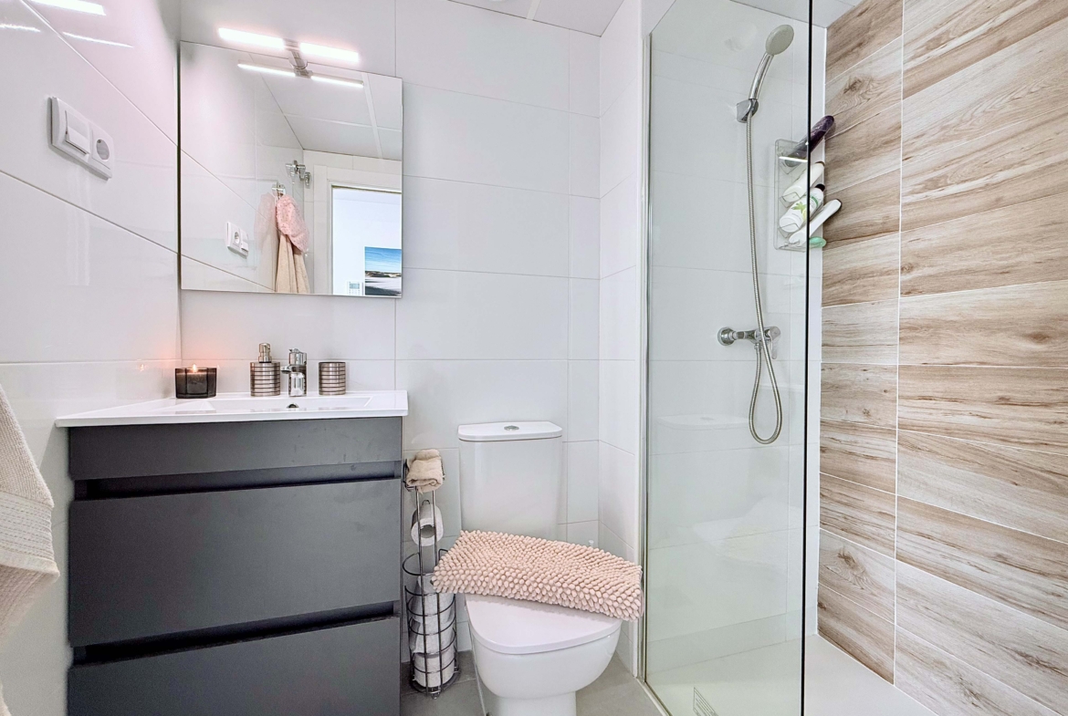 San Pedro del Pinatar shower room in a modern apartment by Levante Properties