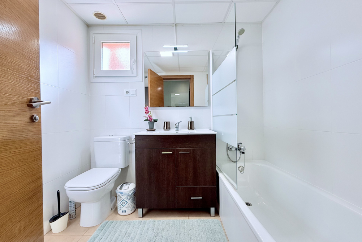 Lovely 1 Bedroom Apartment modern bathroom at Mar Menor Golf Resort by Levante Properties