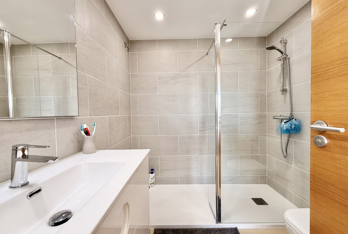 Modern en-suite bathroom with walk-in shower at Mar Menor Golf Resort apartment by Levante Properties