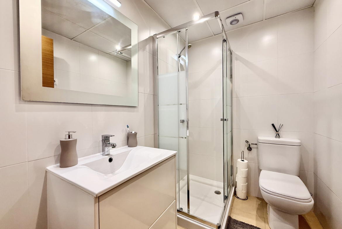 Family bathroom in Mar Menor Golf Resort apartment by Levante Properties