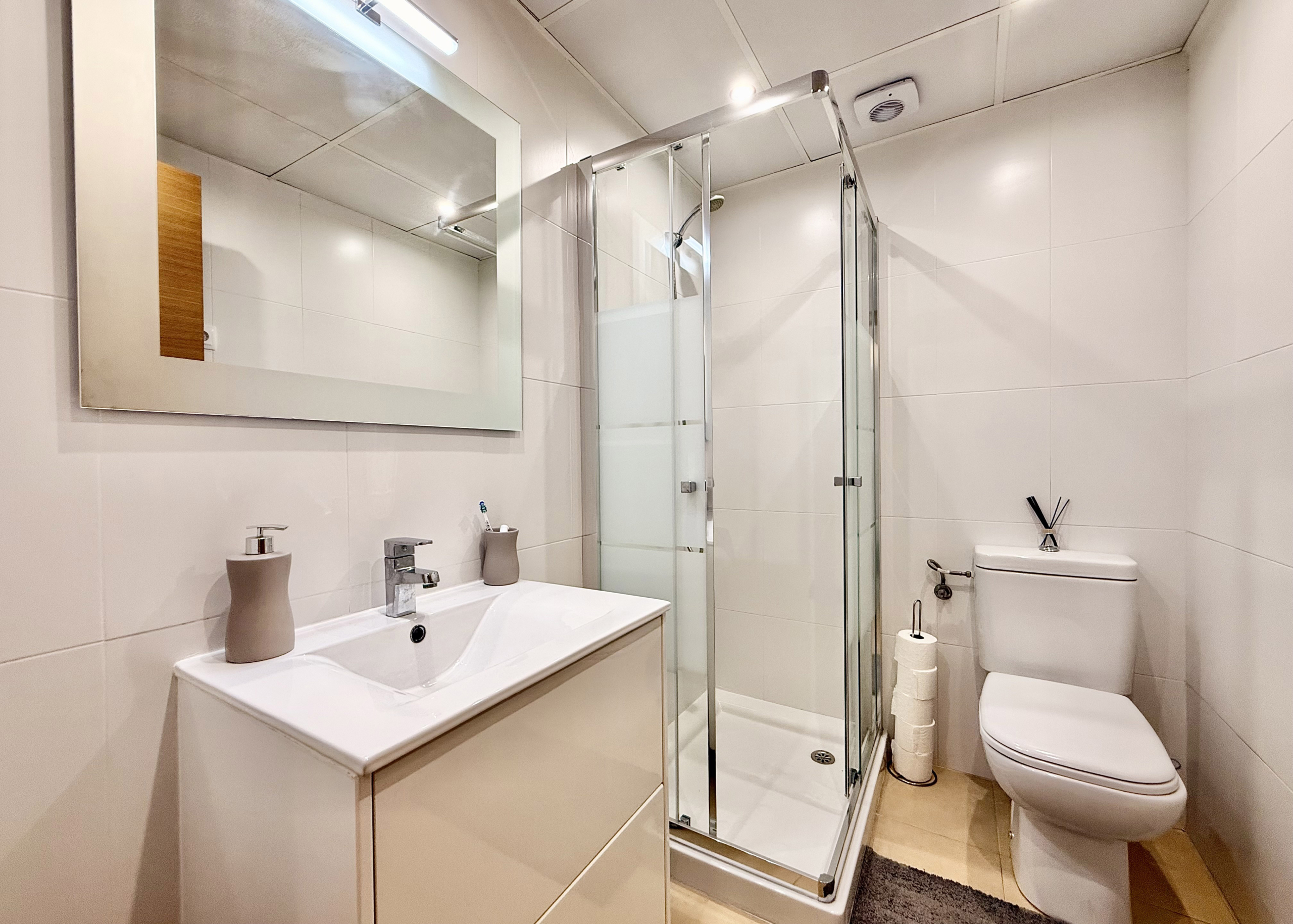 Family bathroom in Mar Menor Golf Resort apartment by Levante Properties
