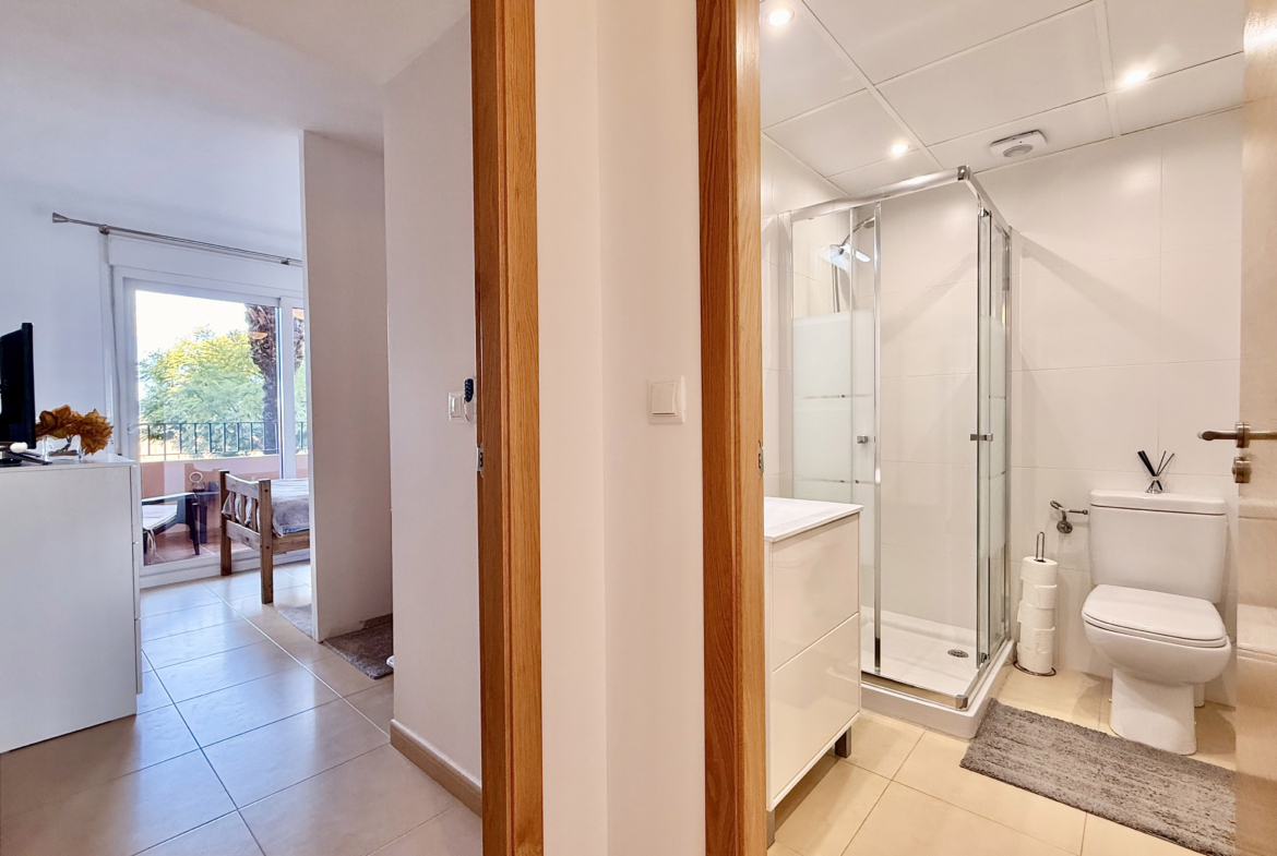 Family bathroom in Mar Menor Golf Resort apartment by Levante Properties