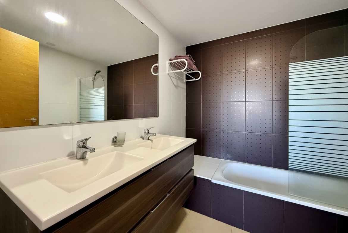 En suite bathroom in penthouse at Mar Menor Golf Resort marketed by Levante Properties