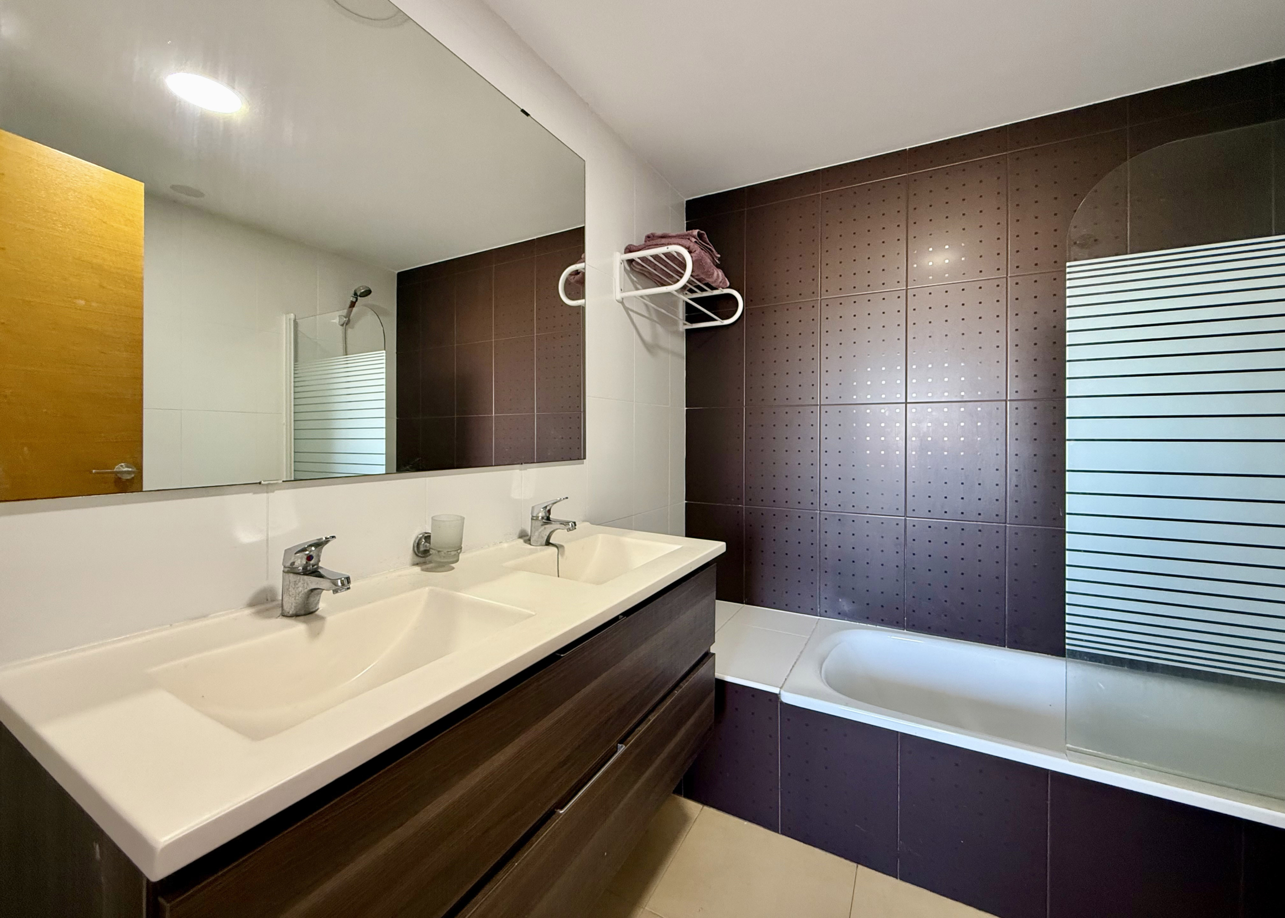 En suite bathroom in penthouse at Mar Menor Golf Resort marketed by Levante Properties