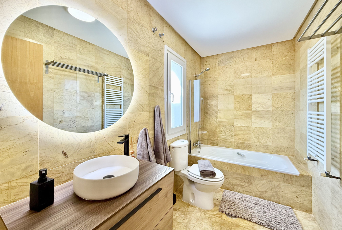 Family bathroom in exclusive 4 bed villa for sale on Mar Menor Golf Resort – Levante Properties