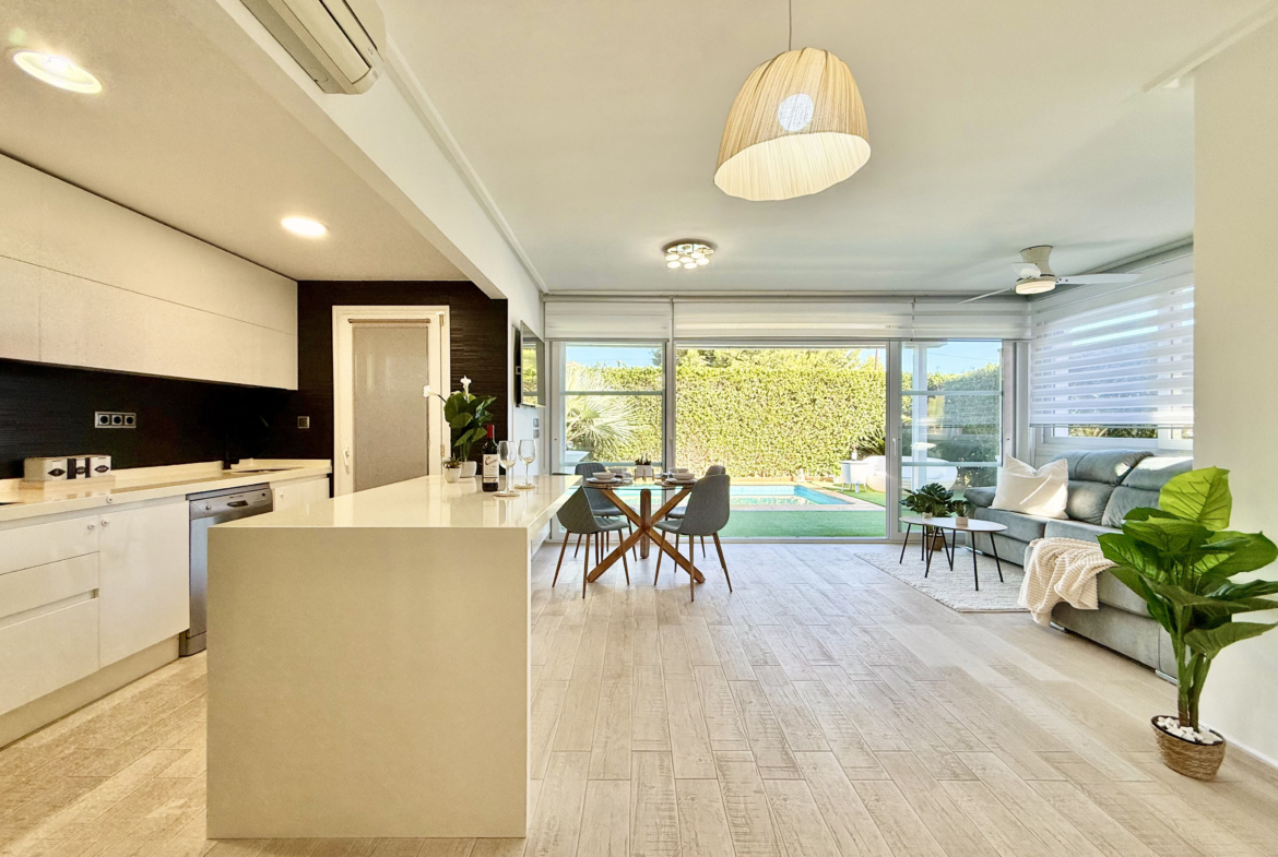Open-plan living spaces in exclusive 4 bed villa for sale on Mar Menor Golf Resort – Levante Properties