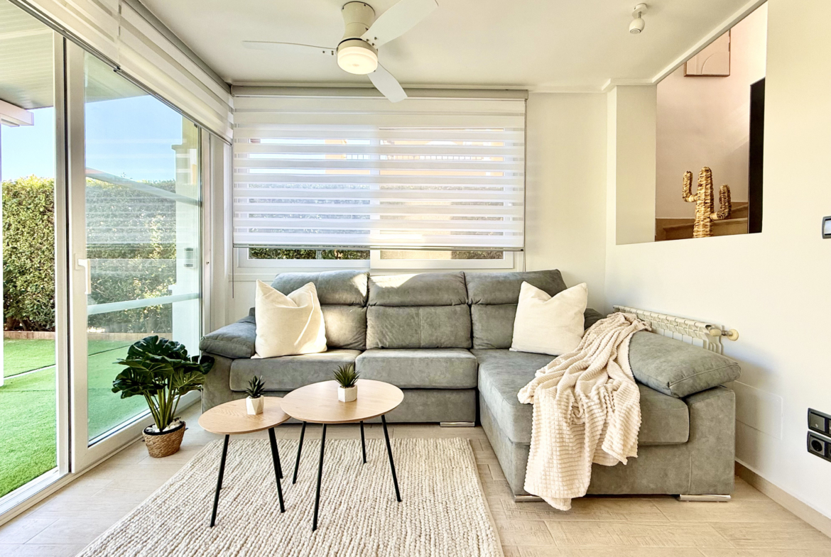 Open-plan living spaces in exclusive 4 bed villa for sale on Mar Menor Golf Resort – Levante Properties