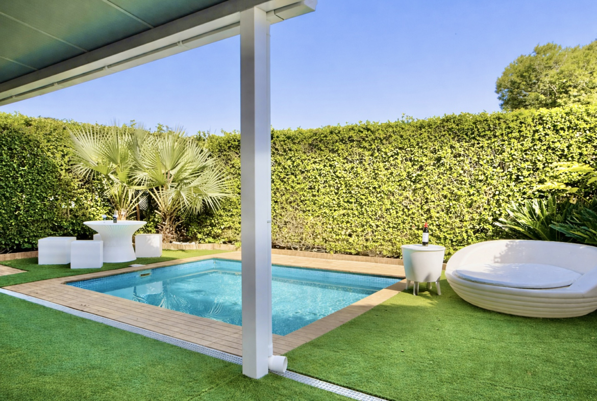 Private swimming pool and garden at exclusive 4 bed villa for sale on Mar Menor Golf Resort – Levante Properties