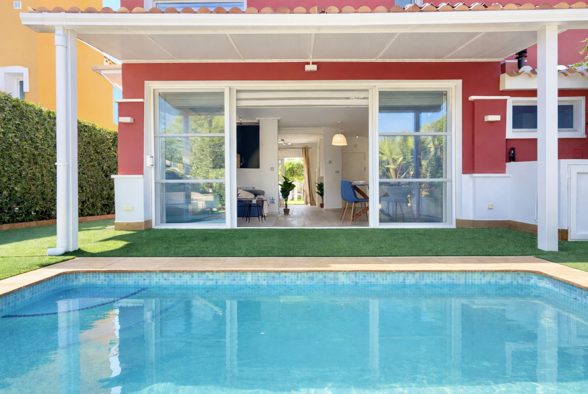 Exclusive 4 Bed Villa for sale on Mar Menor Golf Resort. Private pool, open-plan living & upgraded. Exclusively by Levante Properties.