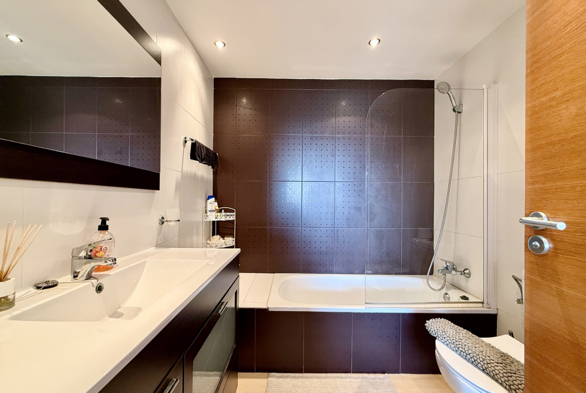 Modern bathroom at Mar Menor Golf Resort apartment by Levante Properties