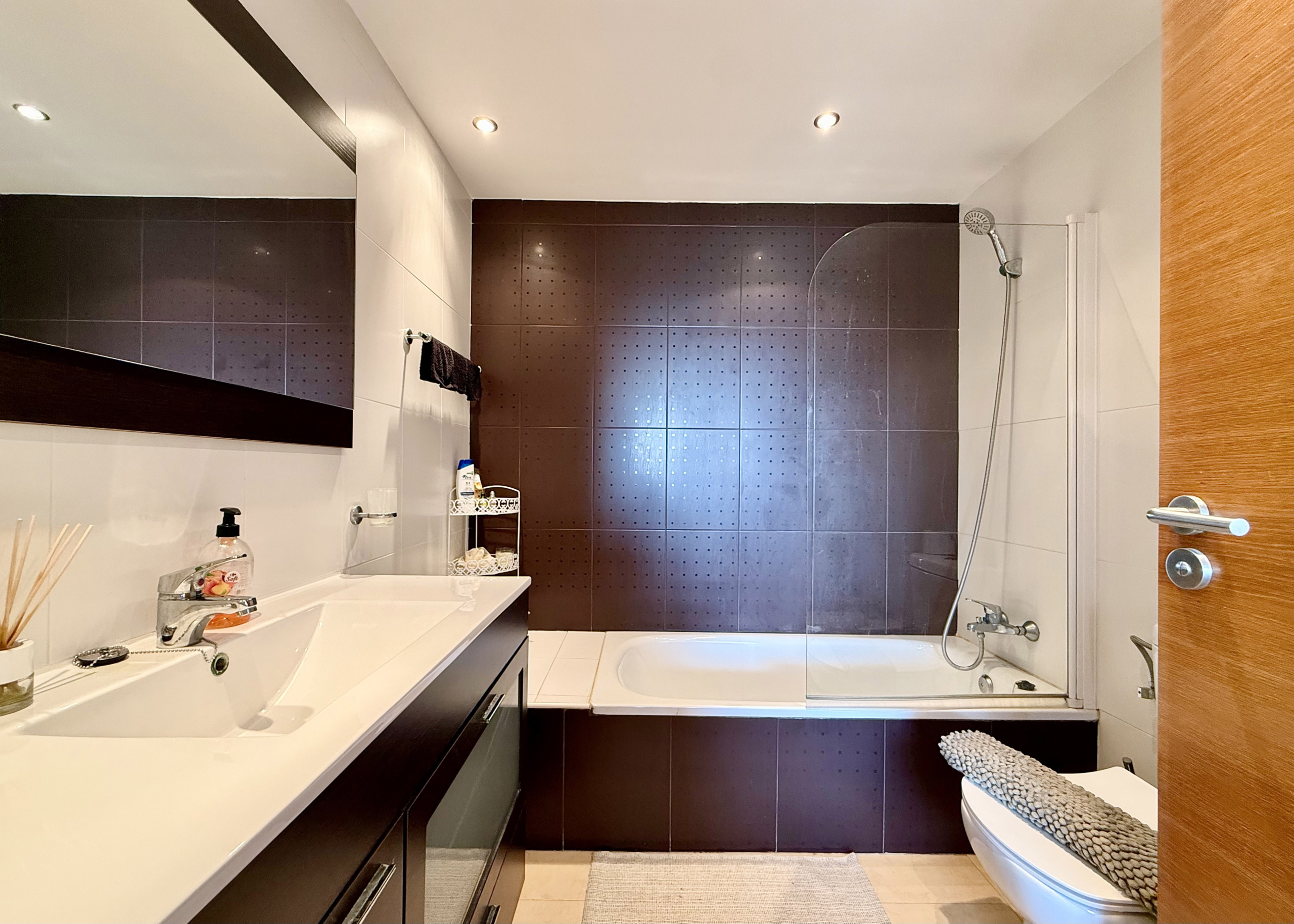 Modern bathroom at Mar Menor Golf Resort apartment by Levante Properties