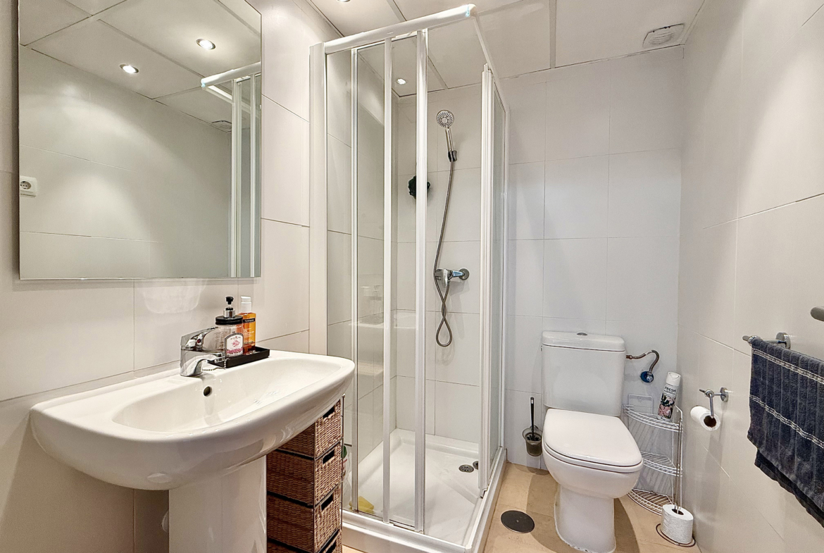 Modern bathroom at Mar Menor Golf Resort apartment by Levante Properties