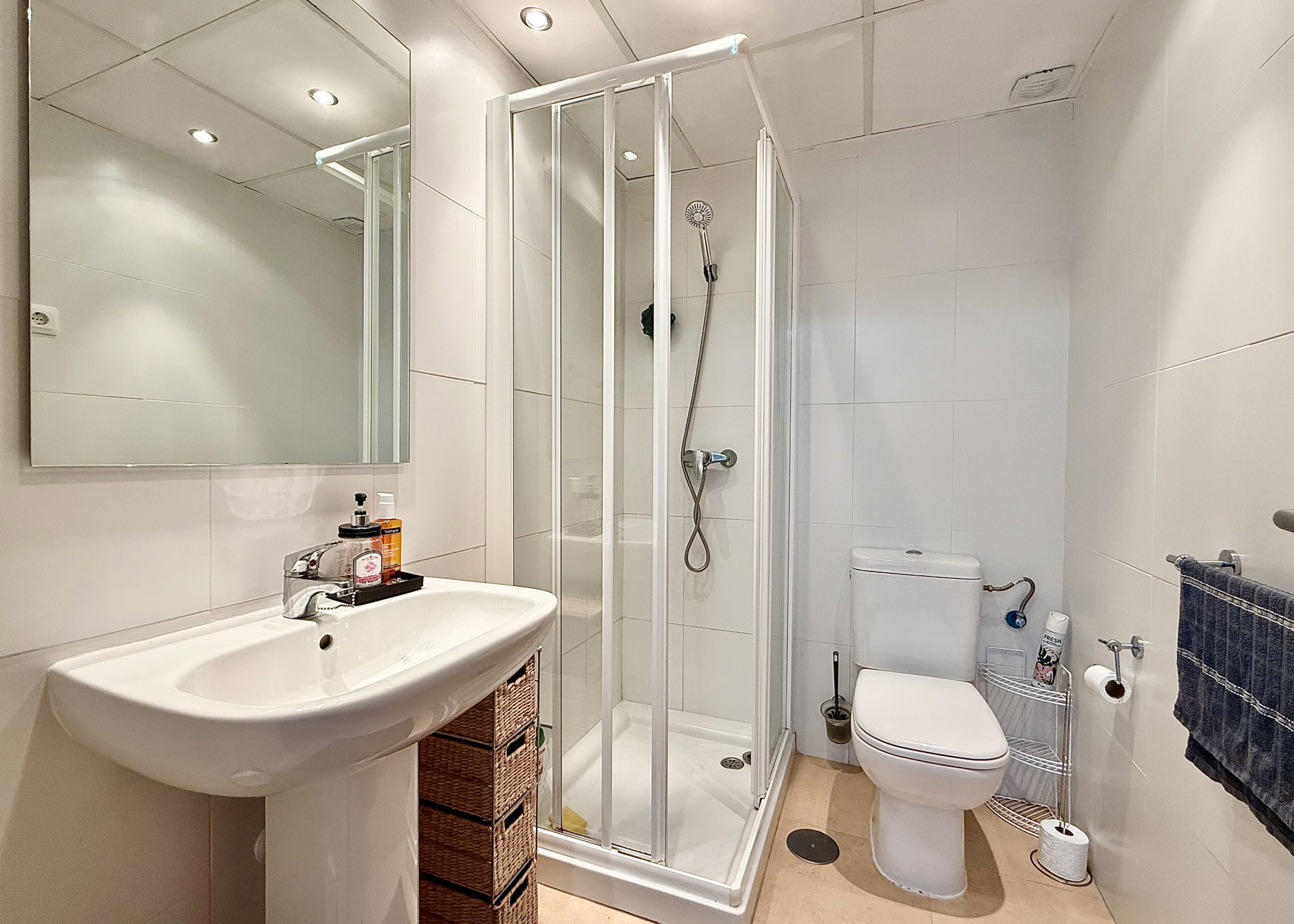 Modern bathroom at Mar Menor Golf Resort apartment by Levante Properties