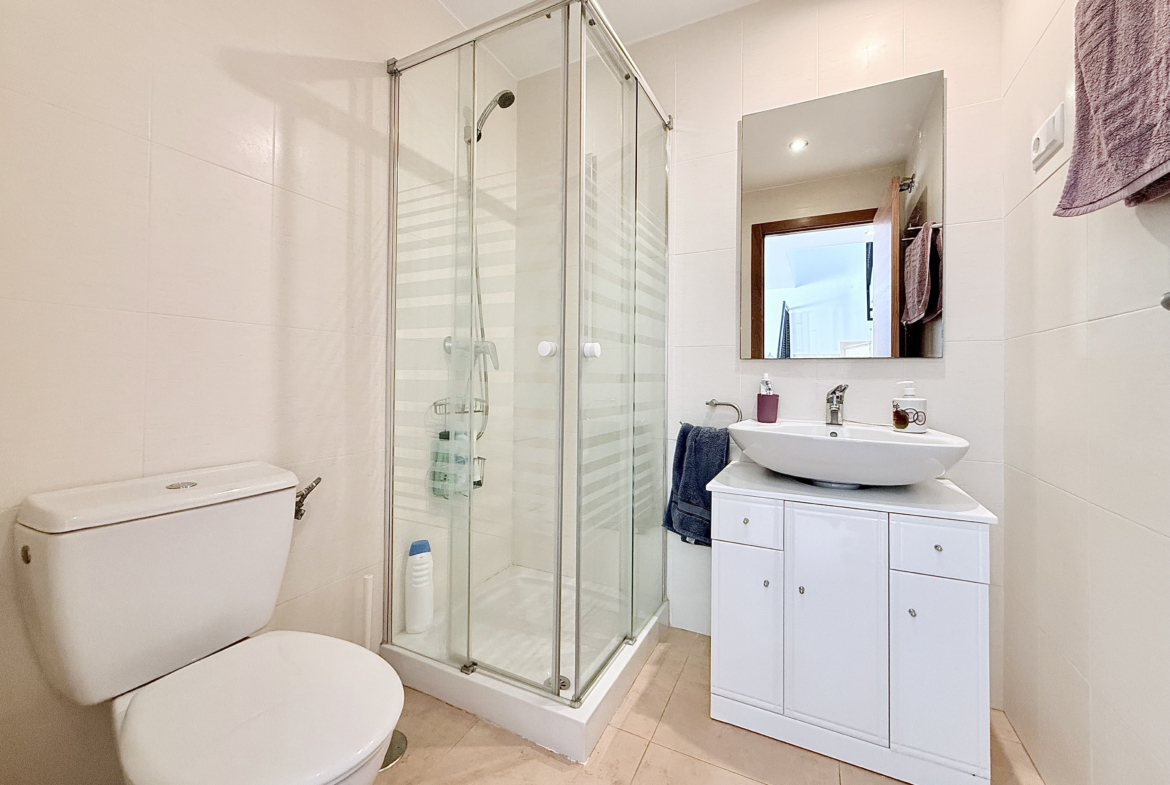 Modern bathroom in Calblanque villa at Mar Menor Golf Resort