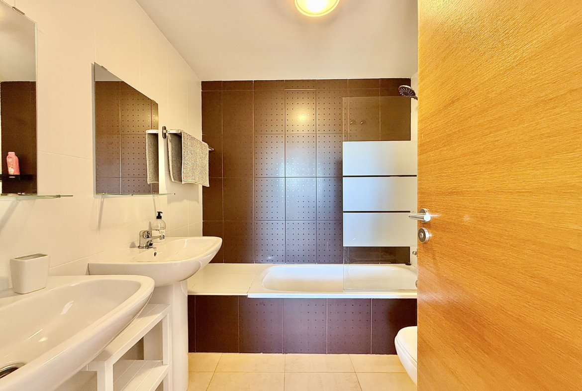 Modern en suite bathroom in Mar Menor Golf Resort apartment by Levante Properties