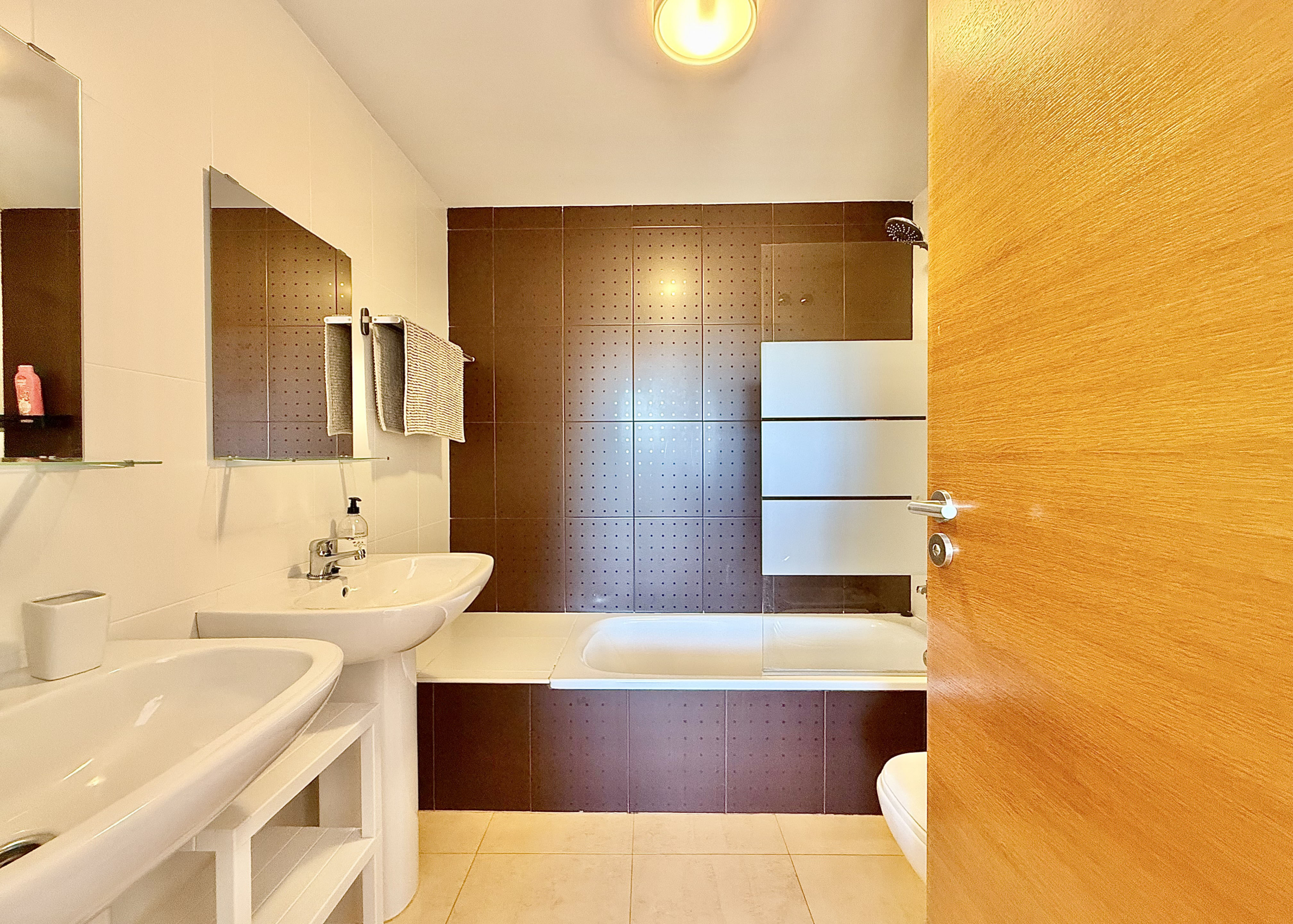 Modern en suite bathroom in Mar Menor Golf Resort apartment by Levante Properties