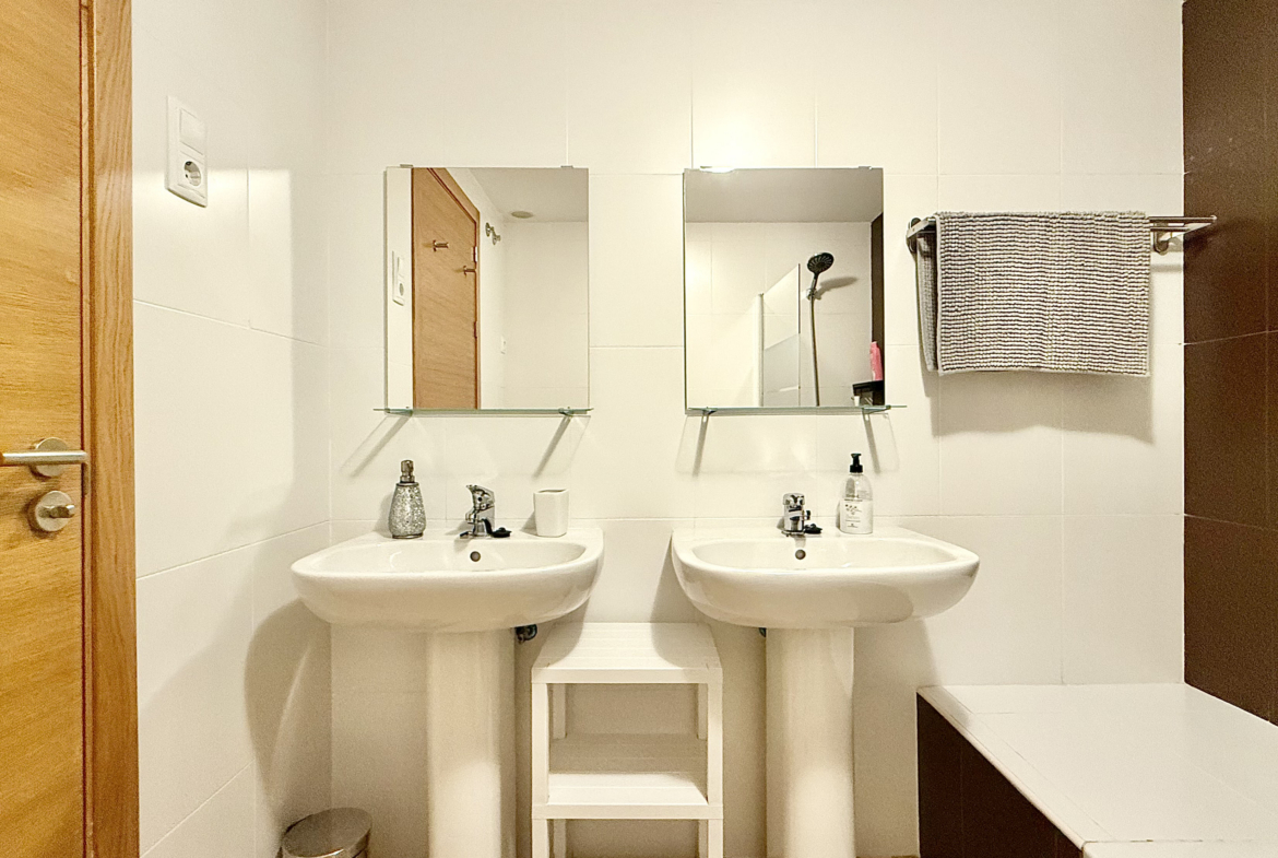 Modern en suite bathroom in Mar Menor Golf Resort apartment by Levante Properties
