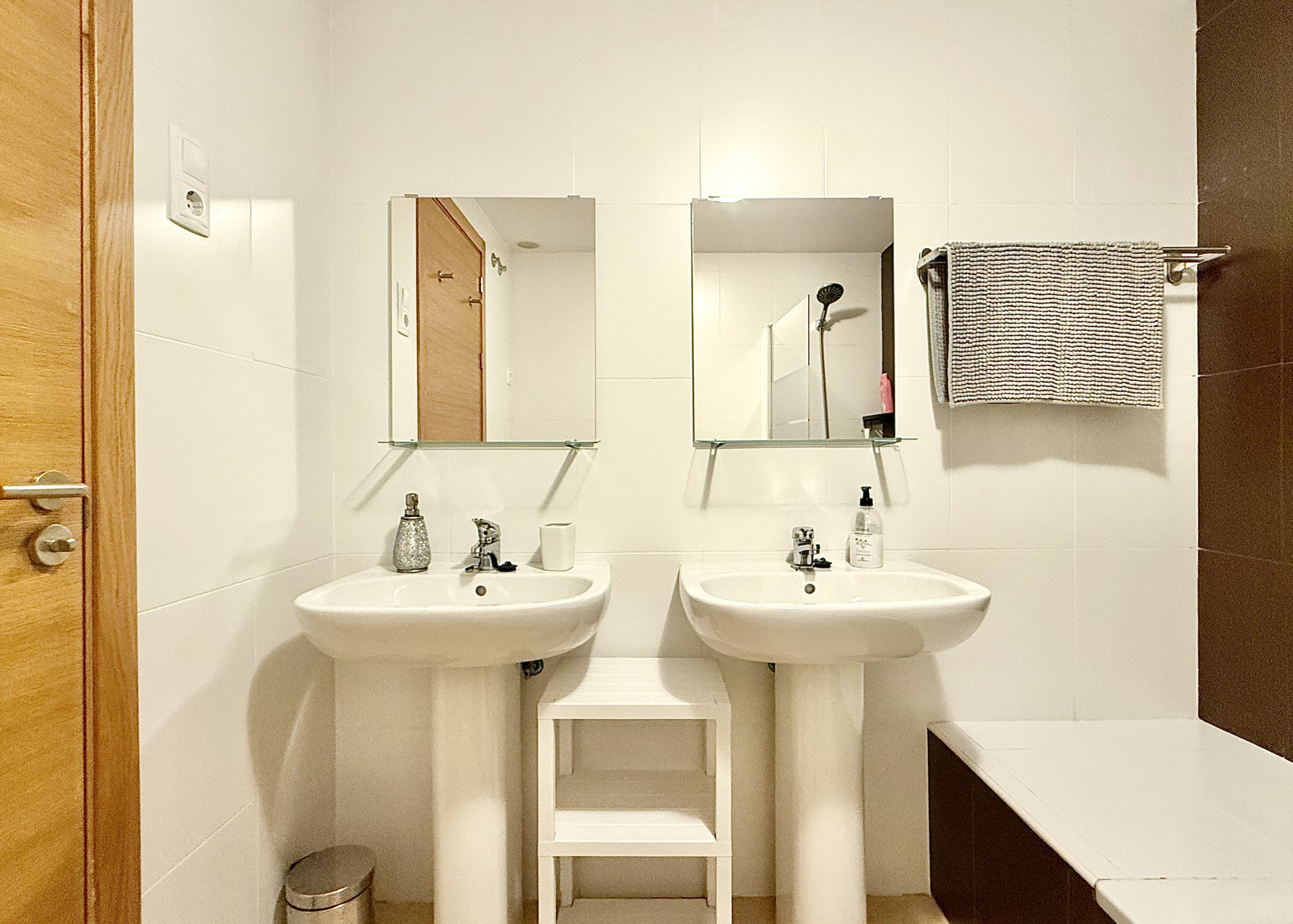 Modern en suite bathroom in Mar Menor Golf Resort apartment by Levante Properties