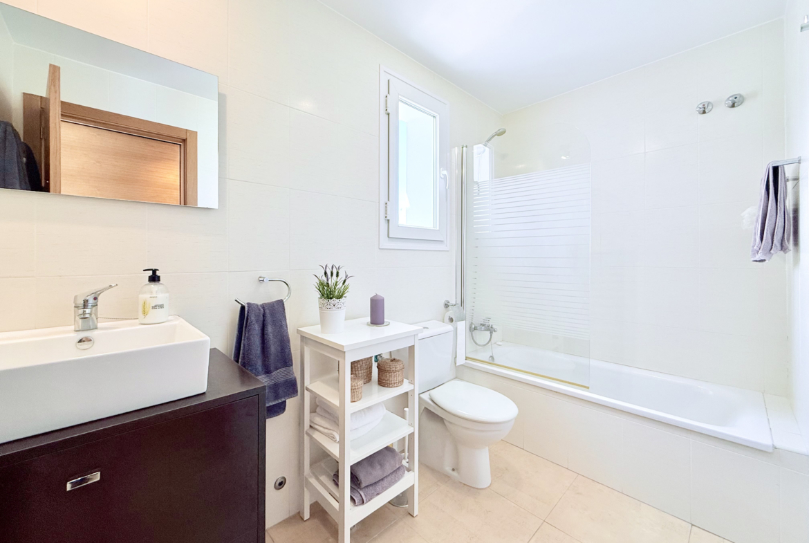 En suite bathroom in master bedroom at Mar Menor Golf Resort