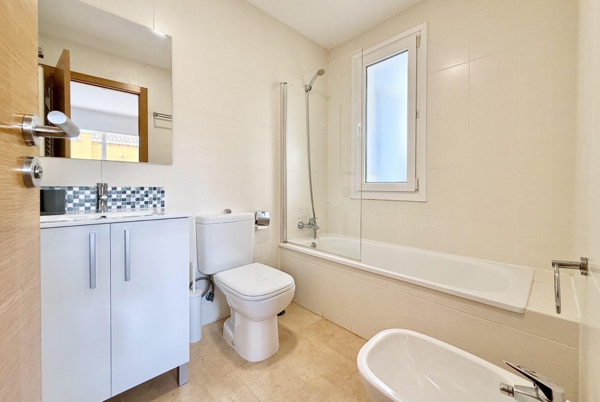 En suite bathroom in Rondella villa at Mar Menor Golf Resort by Levante Properties