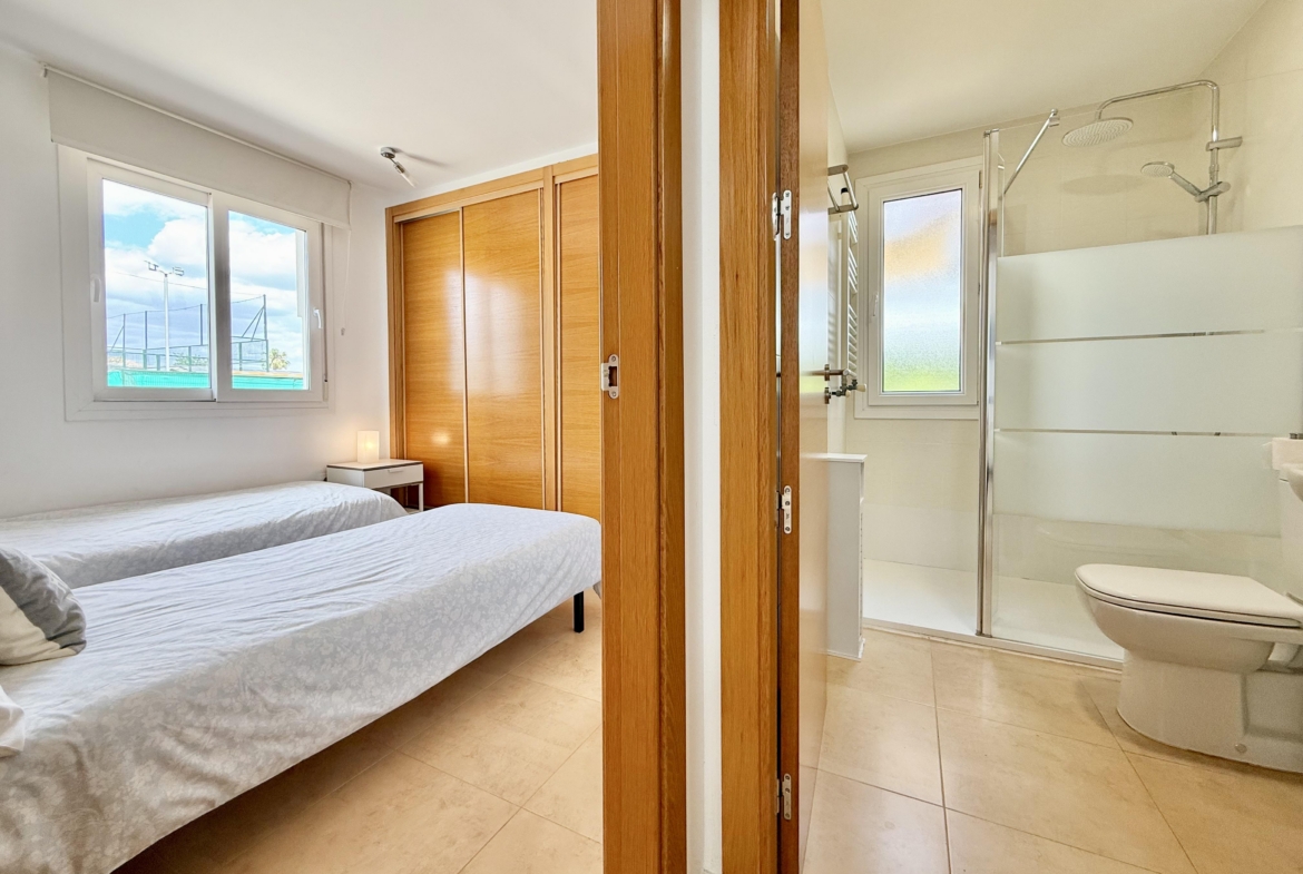 Modern bathroom in Mar Menor Golf Resort villa by Levante Properties