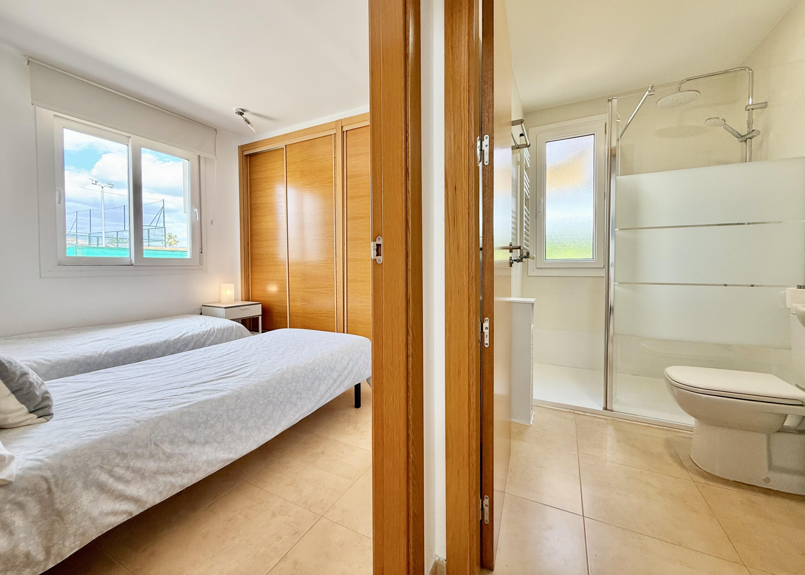 Modern bathroom in Mar Menor Golf Resort villa by Levante Properties